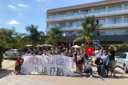 Imatge dels manifestants ahir als voltants de l'hotel d'Altafulla.