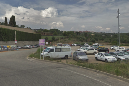 El coche donde robaron estaba estacionado en el aparcamiento situado en el Camí del Llorito.