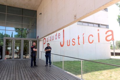 Agentes de los Mossos D'Esquadra custodiando la entrada en el Palacio de Justicia de Gerona.