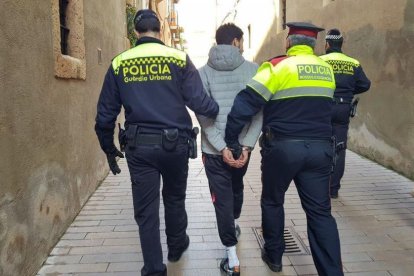 Imagen de archivo de una detención de la Guardia Urbana y los Mossos d'Esquadra.