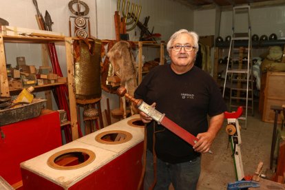 Seritjol, mostrant una espasa de l'època romana al seu taller de la Riera de Gaià, envoltat de tota mena d'elements que ha recreat amb l'únic objectiu d'ensenyar.