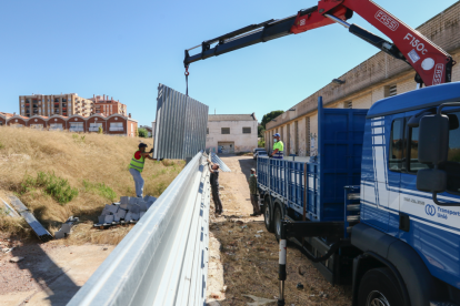 Operarios trabajaban ayer en el solar de la antigua pasarela textil.