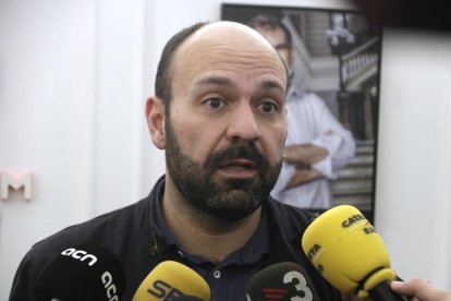 El vicepresident d'Òmnium, Marcel Mauri, atén la premsa a la seu de l'entitat.