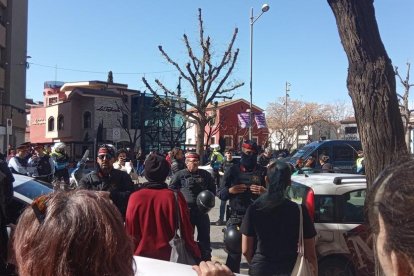 Els manifestants i les autoritats.Els manifestants i les autoritats.