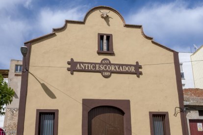 Imagen del antiguo matadero de Constantí repintado.