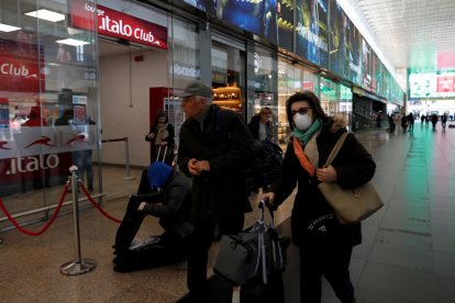 Una dona porta una màscara a l'estació de Roma Termini