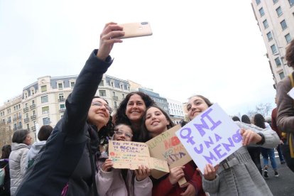 Unes assistents a la manifestació feminista de Barcelona es fan una foto