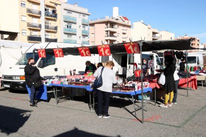 Pla obert de compradores en una parada del mercat de Bonavista en el segon cap de setmana de confinament municipal