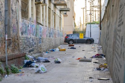 Estat del carreró on hi ha una de les façanes de l'edifici, amb tanques des de l'estiu i ple de brossa.