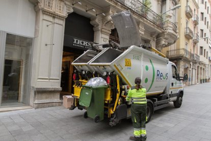 Una imatge d'arxiu d'un camió de recollida al centre.