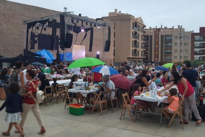 Imagen de archivo de una cena al fresco en l'Hospitalet.