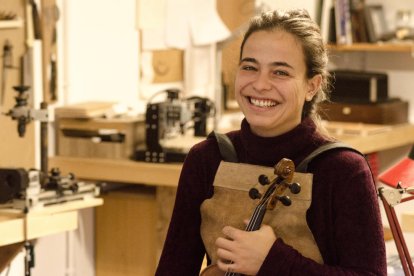 La luthier al seu taller del carrer d'Orosi de Tarragona.