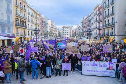 Les pancartes reivindicatives van presidir metres de la mraxa, ocupants només per dones per desig de l'organització