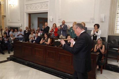 Carles Pellicer el pasado 15 de junio recogiendo la vara de alcalde de la ciudad por tercer mandato seguido.