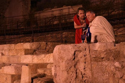 Los actores Joan Gibert i Fermí Fernández, durante uno de los ensayos en el Teatro romano.