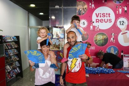 Una de las muchas familias que hoy han recogido el abanico de la Festa Major de Sant Pere del Diari Més en el Gaudí Centre.