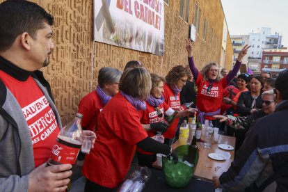 Unes 1.000 persones van acudir ahir a donar suport als venedors.