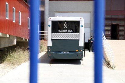 El autocar con los presos independentistas, entrando en la prisión de Zuera, en Zaragoza.