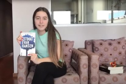 La Booktuber Laia Giné recomanant el llibre 'Estimat Evan Hansen'.