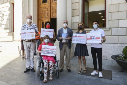 Fuerte, Martínez, Pozuelo, Martín, Guaita y Marcos, ayer en las puertas del Palau Municipal.