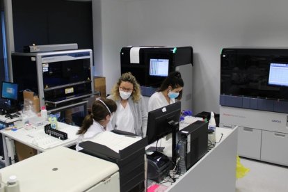 Imagen del laboratorio con los dos