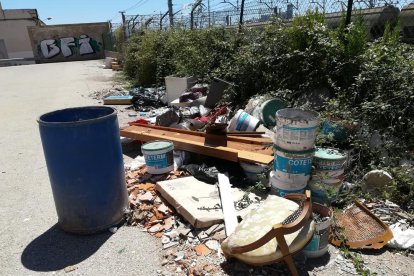 Restos acumulados en el Polígono Francolí, ayer martes por la mañana.