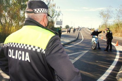 Imagen de archivo de un control de movilidad de una policía local.