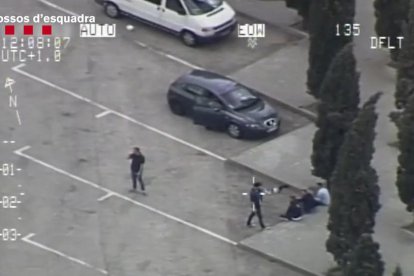 Imagen desde el helicóptero de los Mossos de unos ladrones en un área de descanso.