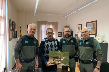 Agentes Rurales con una imagen del águila 'cuabarrada'.