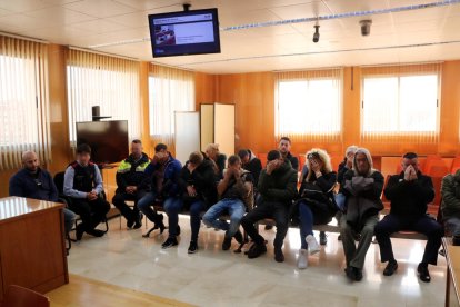 Plano abierto de los procesados sentados en el banquillo de los acusados de la Audiencia de Tarragona.