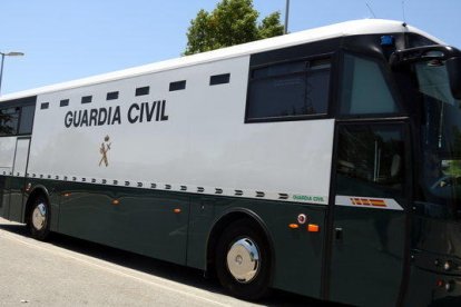 El autobús de la Guardia Civil con los políticos presos llegando a Brians 2.