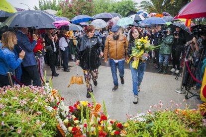 Ofrena floral de l'any passat, amb força presència de persones tot i la pluja.