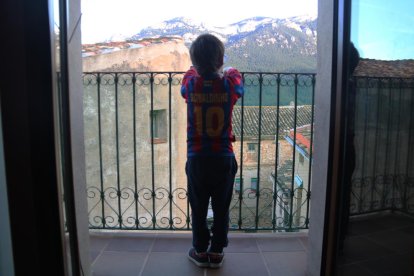 Un niño observante desde el balcón de casa el entorno natural de su municipio, durante el confinamiento.