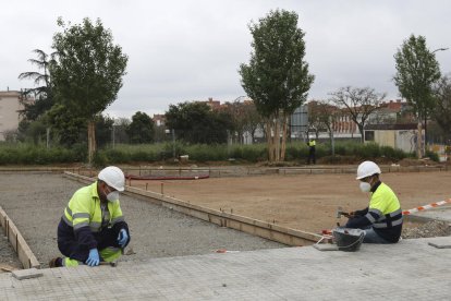 Operarios trabajando ayer con mascarilla en la Boca de la Mina.