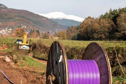 Imagen de un detalle del proceso de instalación de la fibra óptica.