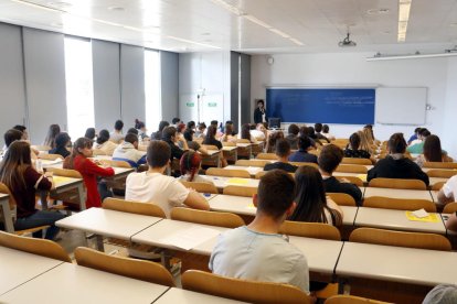 Alumnos en la Facultad de Economía y Derecho de la Universidad de Lérida examinándose a las PAZ.