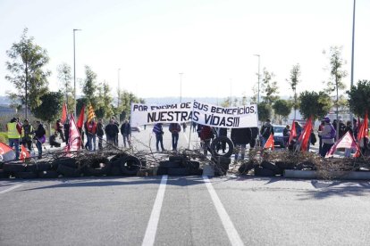 Un dels piquets a la carretera d'accés a les instal·lacions de Repsol.