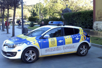 Imagen de archivo de un vehículo de la Policía Local de Sevilla.