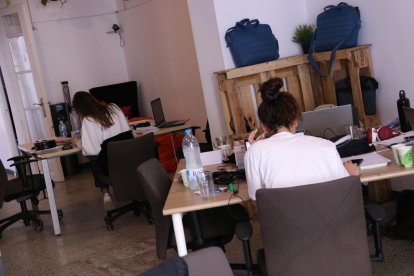 Dues treballadores en una oficina de 'coworking' al districte del 22@, al barri del Poblenou de Barcelona