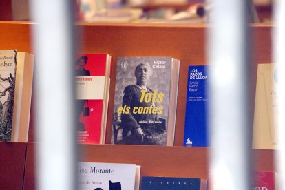 El llibre 'Tots els contes' de Víctor Català a la llibreria Laie amb la persiana abaixada per Sant Jordi, el 23 d'abril del 2020