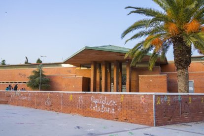 Els veïns fa temps que demanen el trasllat de la biblioteca i l'arranjament del Centre Cívic.