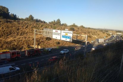 Un dels cotxes ha envaït el carril contrari impactant frontalment amb un segon vehicle.