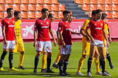 Algunos jugadores del Nàstic esperan un centro a pelota parada durante el partido disputado en el Nou Estadi contra el Olot.