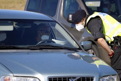 Un agente de los mossos|mozos consultando el certificado de auto-responsabilidad de un conductor en el Segrià.