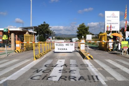 Entrada a la fàbrica Saint-Gobain a l'Arboç amb pintades reivindicatives a terra per denunciar el tancament.