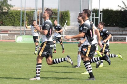 Ribelles (esquerra) celebrant un gol amb Unionistas.