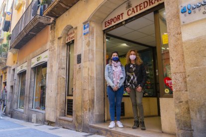 Sònia y Ester Pérez, en el establecimiento de la calle Major especializada en el ámbito del deporte.