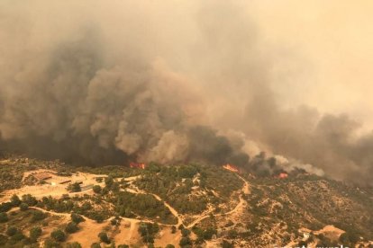 Agents Rurals treballa amb la hipòtesi de l'autocombustió en un femer com a possible causa d l'incendi.