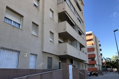 Imatge del bloc número 9 del carrer Cassen on es pot veure la finestra tapiada pels veïns.