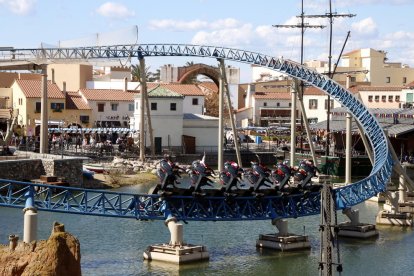 Plano abierto de la atracción Furius Baco de PortAventura, funcionando en el área de Mediterráneo.